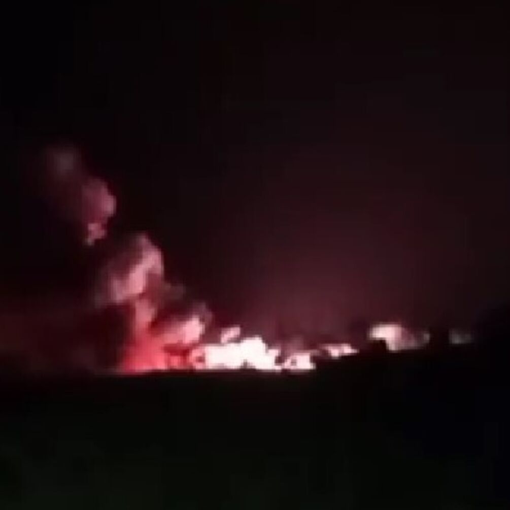У Джанкої пролунали потужні вибухи біля місцевого аеродрому: зафіксовано шість осередків пожежі (відео)