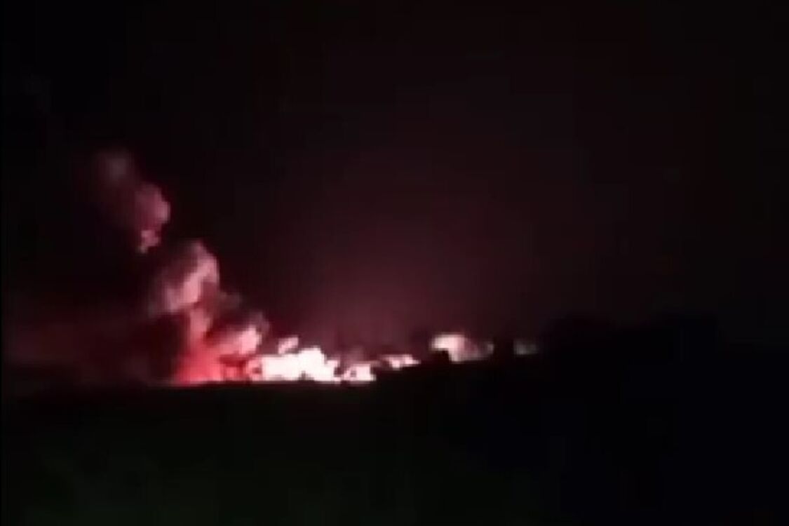 В Джанкое прогремели мощные взрывы возле местного аэродрома: зафиксировано шесть очагов пожара (видео)