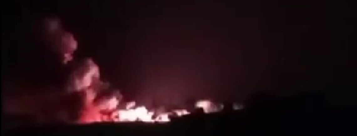 У Джанкої пролунали потужні вибухи біля місцевого аеродрому: зафіксовано шість осередків пожежі (відео)