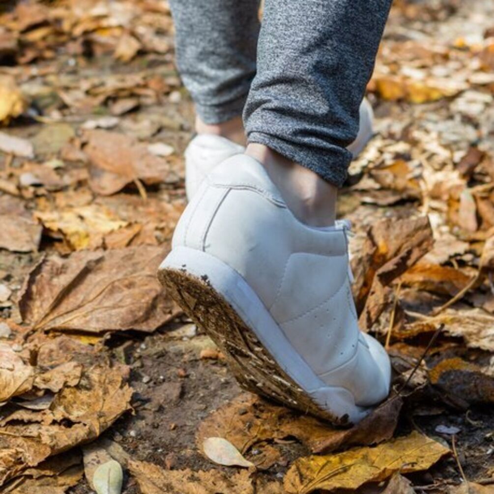 Пожовкла підошва улюбленого взуття стане знову білою: допоможуть прості засоби