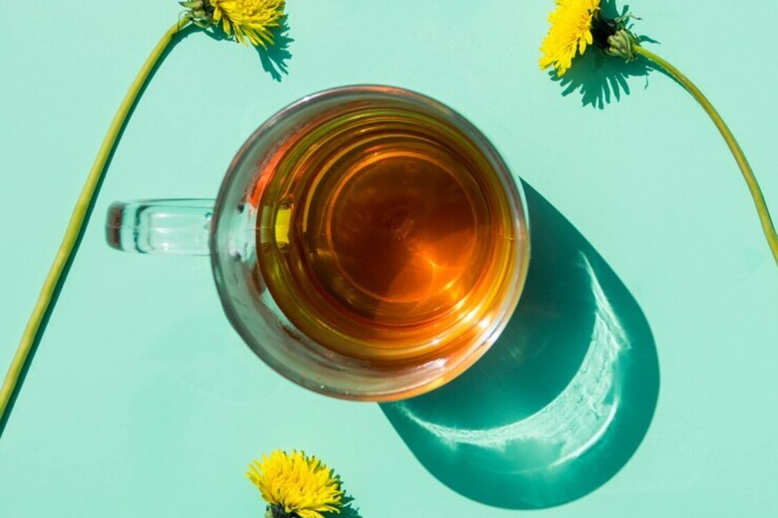 Настоящий витаминный коктейль: названы полезные свойства чая из одуванчика
