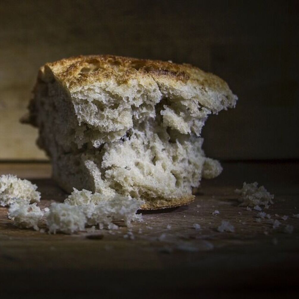 Як правильно прибирати крихти хліба зі столу: народні прикмети та застереження 