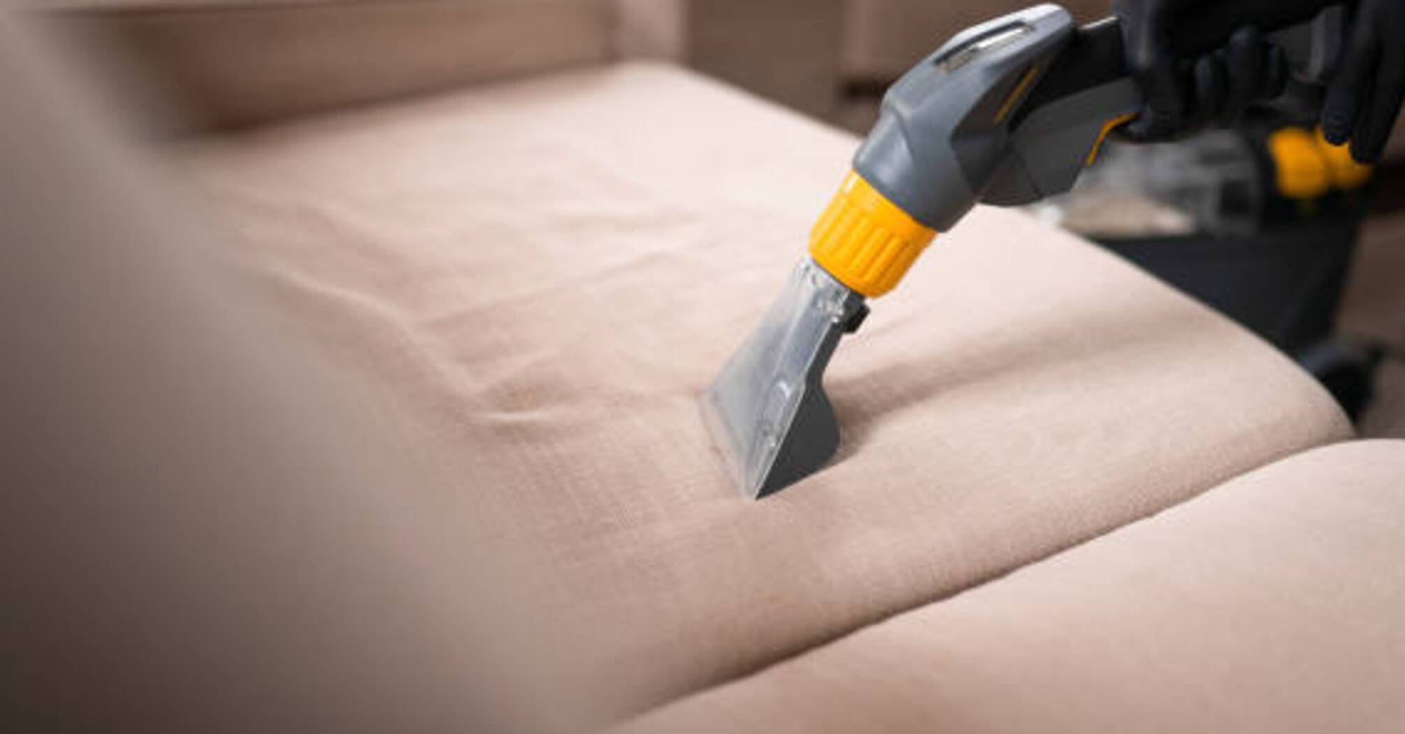 Як швидко та ефективно очистити оббивку меблів: 3 простих лайфхаки