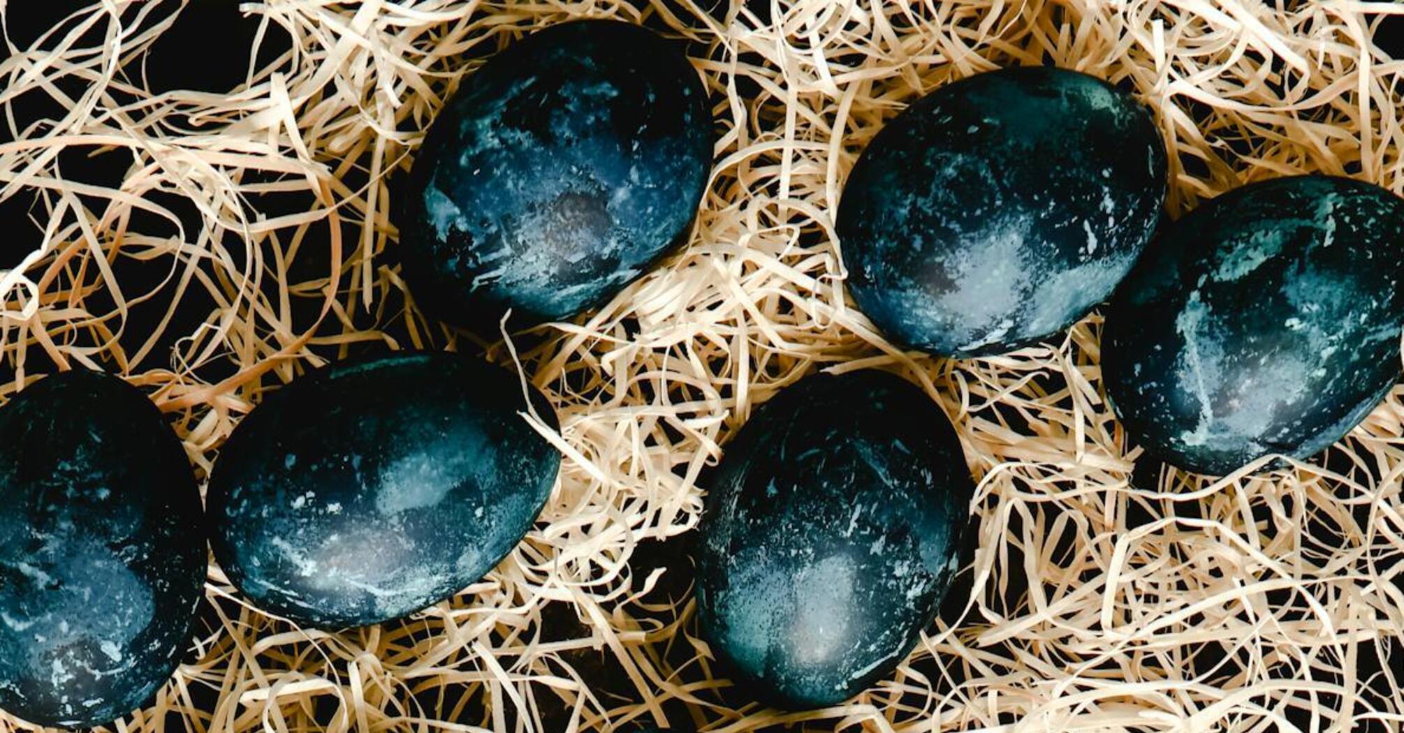 Десять креативных идей покрасить яйца на Пасху без искусственных красителей