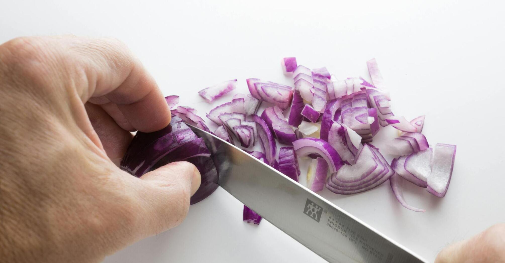 Как нарезать лук без слез: 3 практичных лайфхака