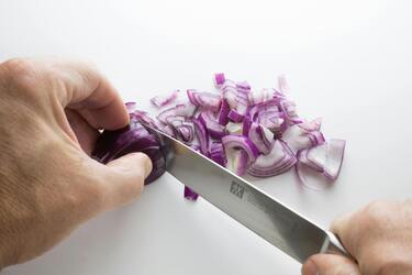 How to chop onions without tears: 3 practical life hacks