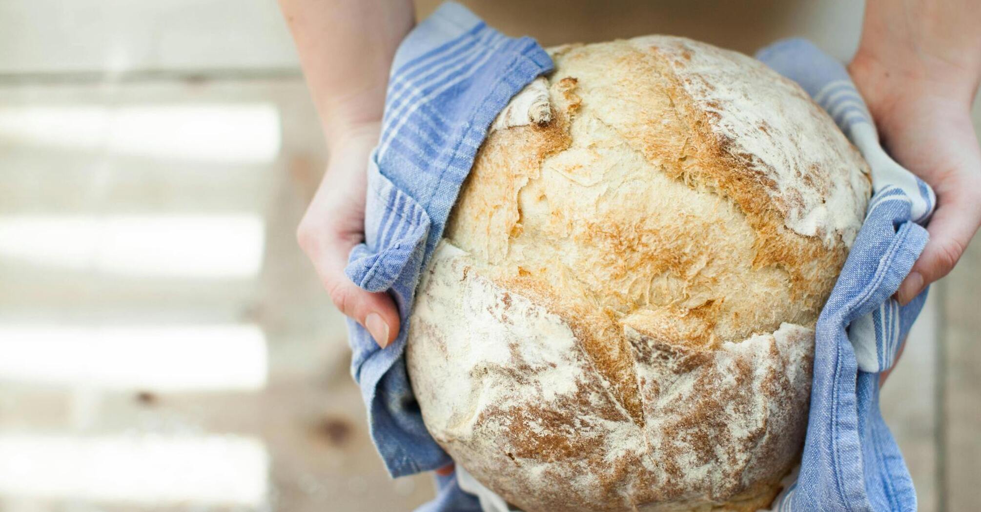 Чому не можна класти хліб скоринкою донизу: народні прикмети та забобони
