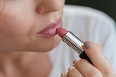 How to paint your lips to look ten years younger: a makeup artist shares her professional tricks