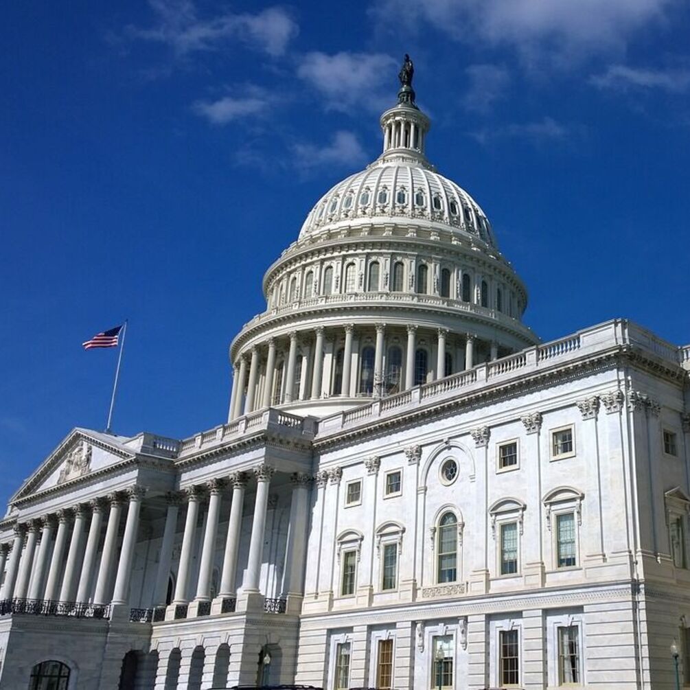 Сенат США принял законопроект о помощи для Украины: что дальше