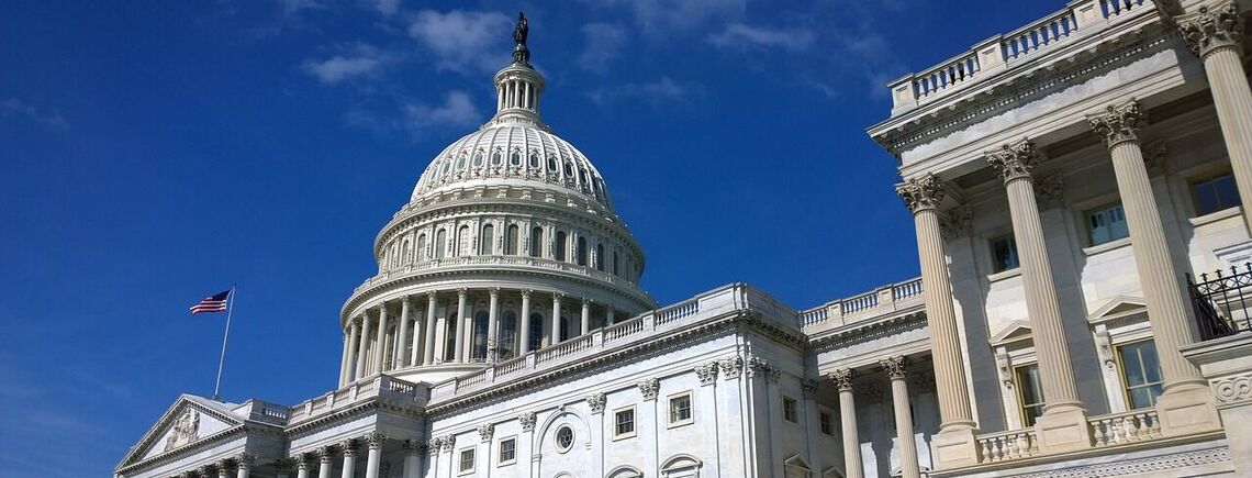 Сенат США принял законопроект о помощи для Украины: что дальше