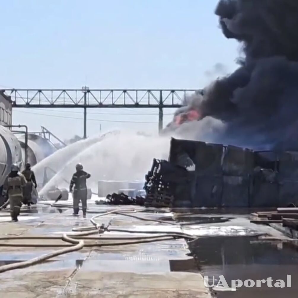 Огромный столб черного дыма виден за километры: в российском Омске горит нефтебаза (видео)