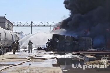 Величезний стовп чорного диму видно за кілометри: у російському Омську горить нафтобаза (відео)