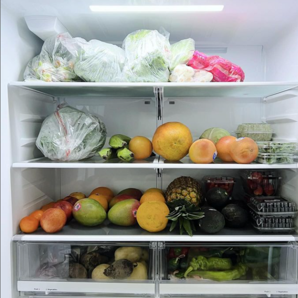 Как правильно хранить продукты в холодильнике: правила размещения на полках