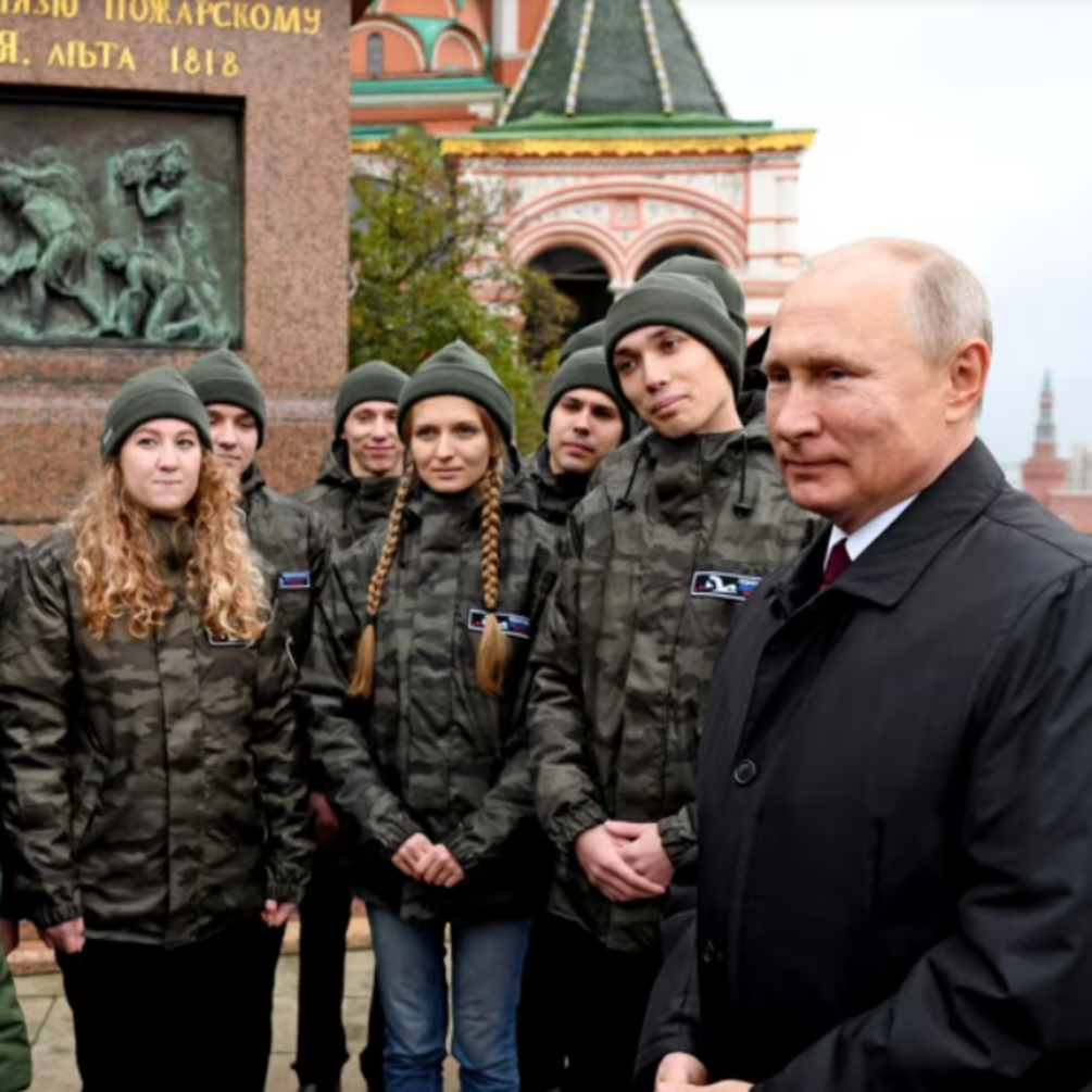 Батігом і пряником: Кремль намагається втримати російську молодь