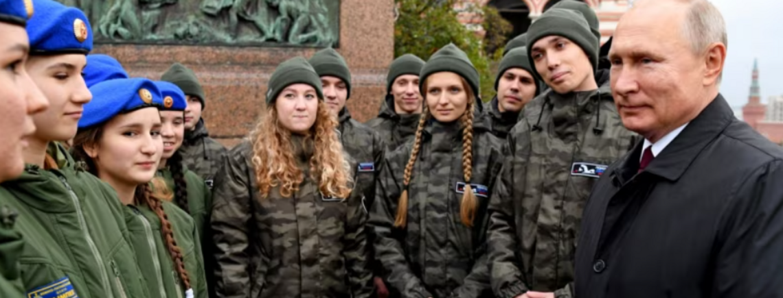 Кнутом и пряником: Кремль пытается удержать российскую молодежь