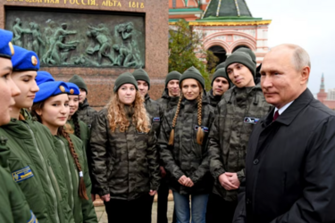 Батігом і пряником: Кремль намагається втримати російську молодь