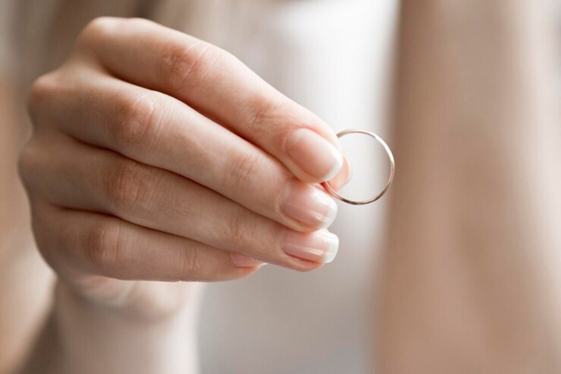 Чому заборонено зберігати обручку після розлучення та що з нею краще зробити: народні прикмети