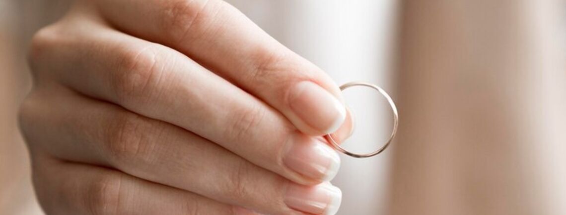 Почему запрещено хранить обручальное кольцо после развода и что с ним лучше сделать: народные приметы