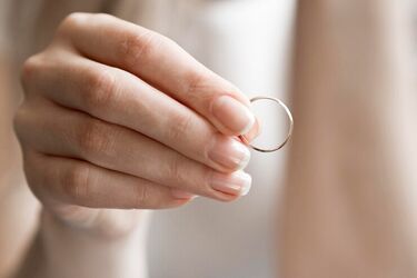 Почему запрещено хранить обручальное кольцо после развода и что с ним лучше сделать: народные приметы