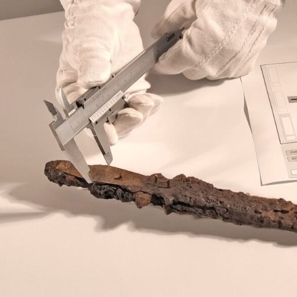 В Іспанії знайшли увіткнутим в землю унікальний меч 'Екскалібур': знахідка датується 10 століттям (фото)