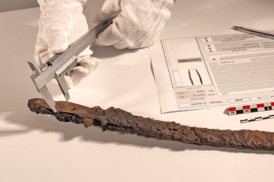 В Испании нашли воткнутым в землю уникальный меч 'Экскалибур': находка датируется 10 веком (фото)