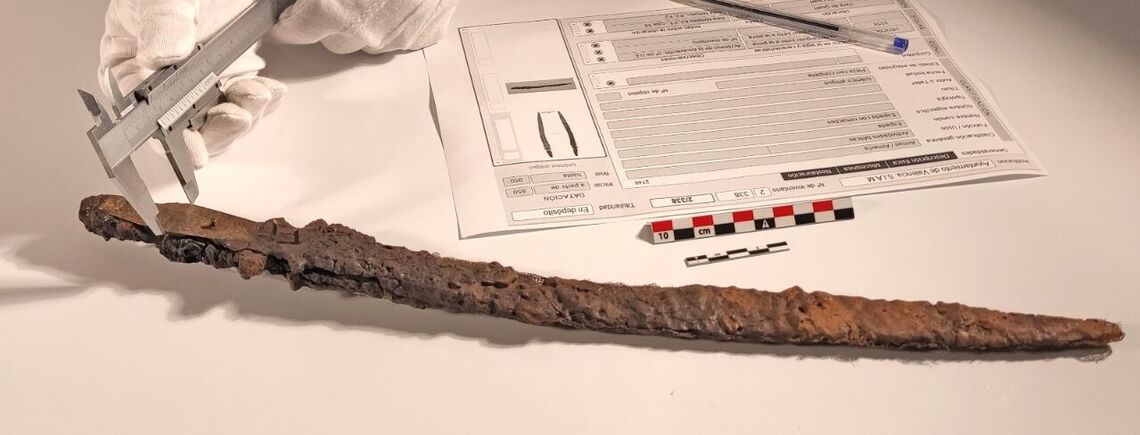 В Испании нашли воткнутым в землю уникальный меч 'Экскалибур': находка датируется 10 веком (фото)
