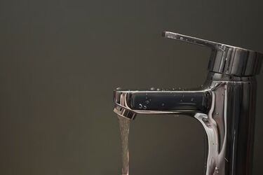 How to clean the faucet from a layer of limescale: a popular life hack