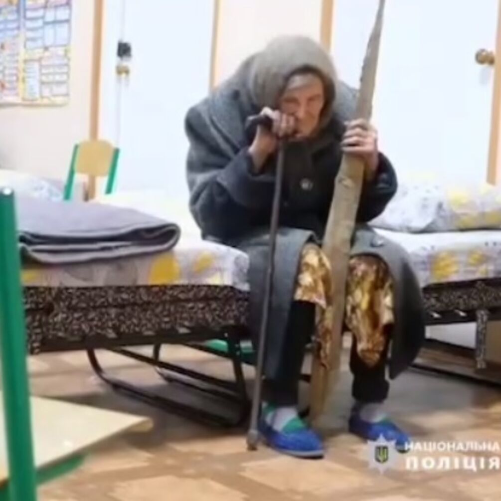 98-летняя женщина пешком преодолела 10 километров, чтобы попасть на неоккупированную территорию Украины (видео)