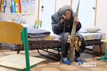 98-летняя женщина пешком преодолела 10 километров, чтобы попасть на неоккупированную территорию Украины (видео)