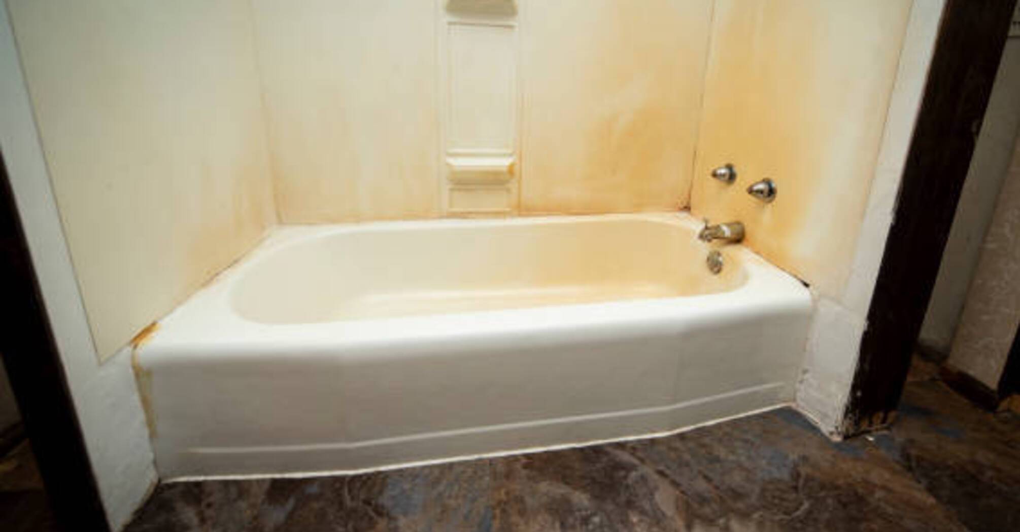 Как избавиться от желтых пятен на ванной: 3 бюджетных лайфхака