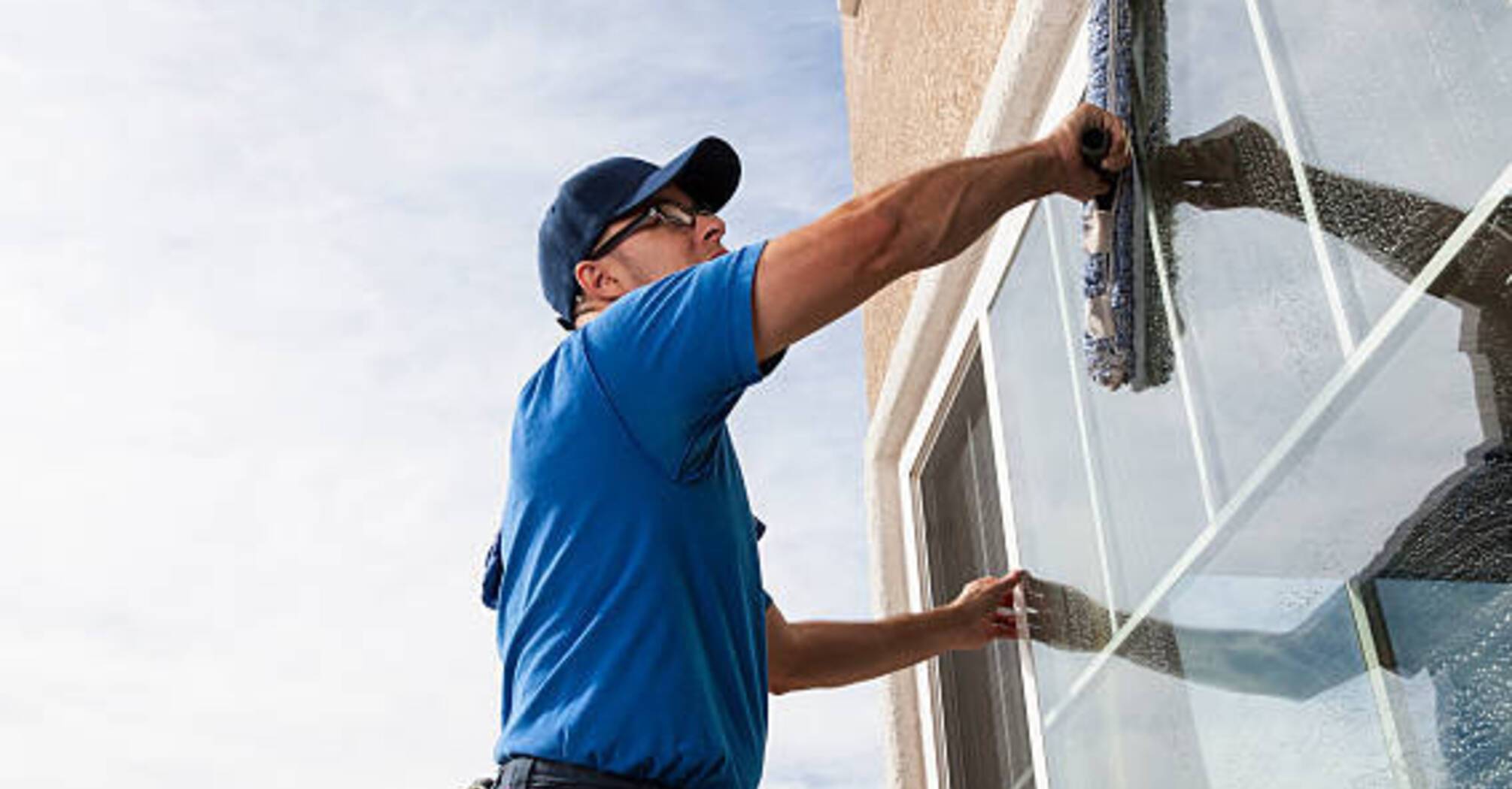 Как отмыть окна до блеска без бытовых средств: 5 практических советов
