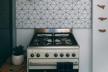 Жир исчезнет быстро и легко: лучшие лайфхаки для чистки плиты