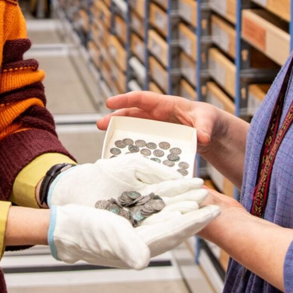 Могила была засыпана монетами: археологи нашли клад в Швеции (фото)