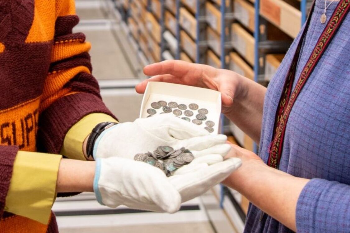Могила была засыпана монетами: археологи нашли клад в Швеции (фото)