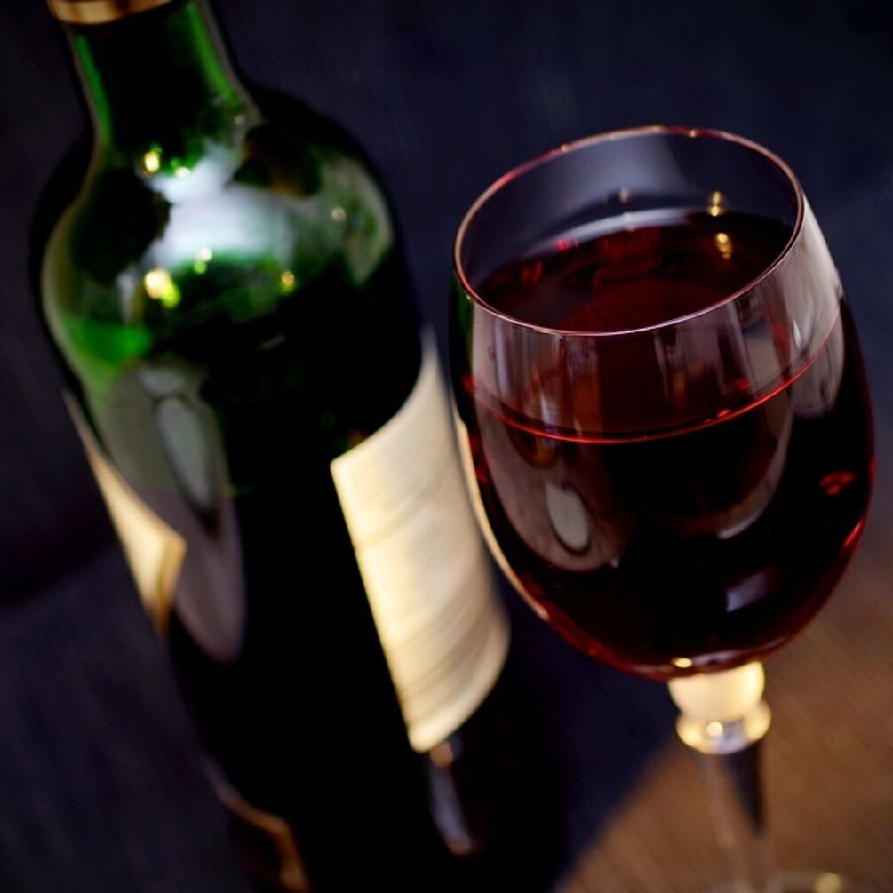 Перестаньте псувати напій: названа найпоширеніша помилка при зберіганні вина після його відкорковування