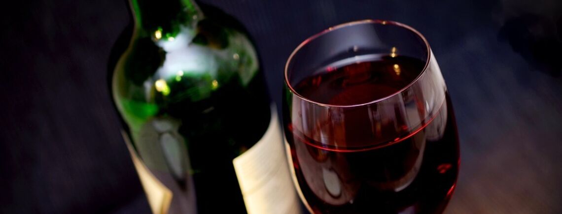 Перестаньте портить напиток: названа самая распространенная ошибка при хранении вина после его откупоривания