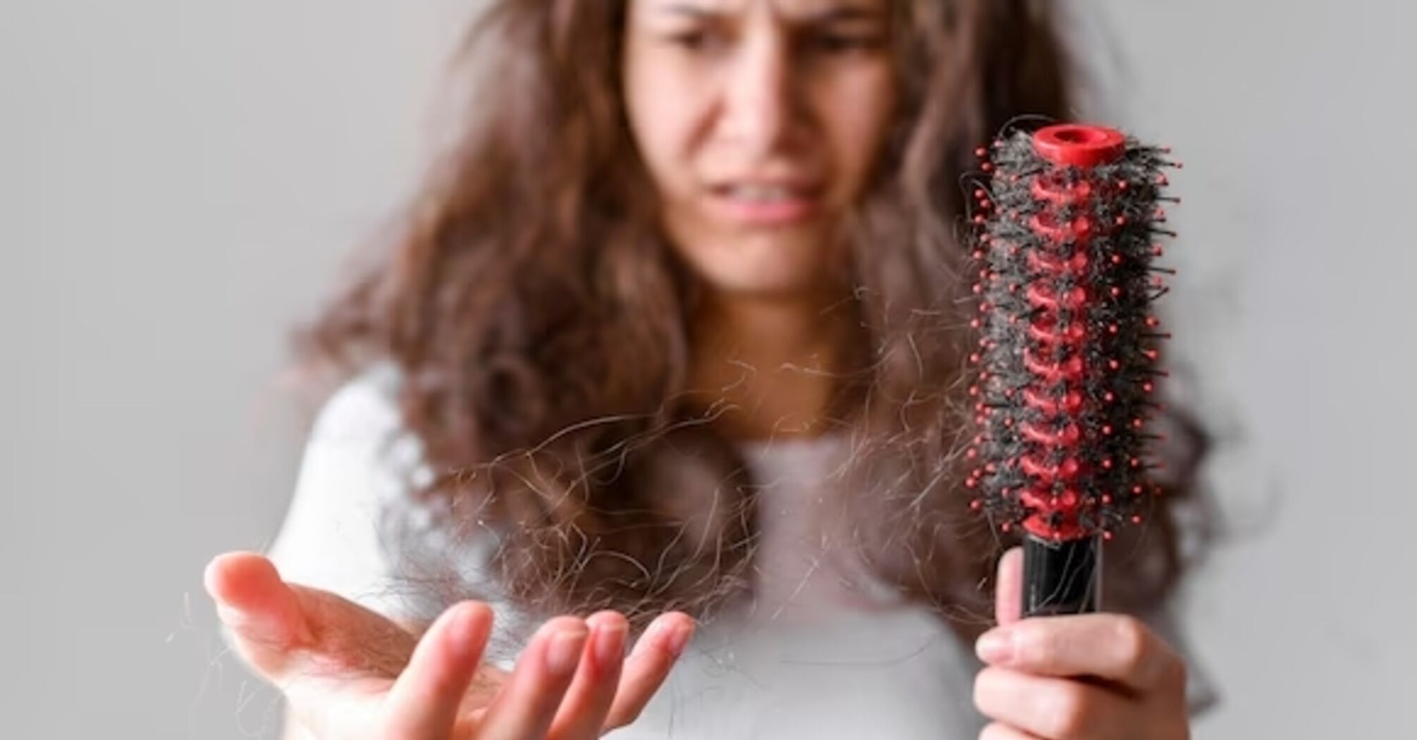 Когда стоит бить тревогу: врач рассказал, какая дневная норма выпадения волос