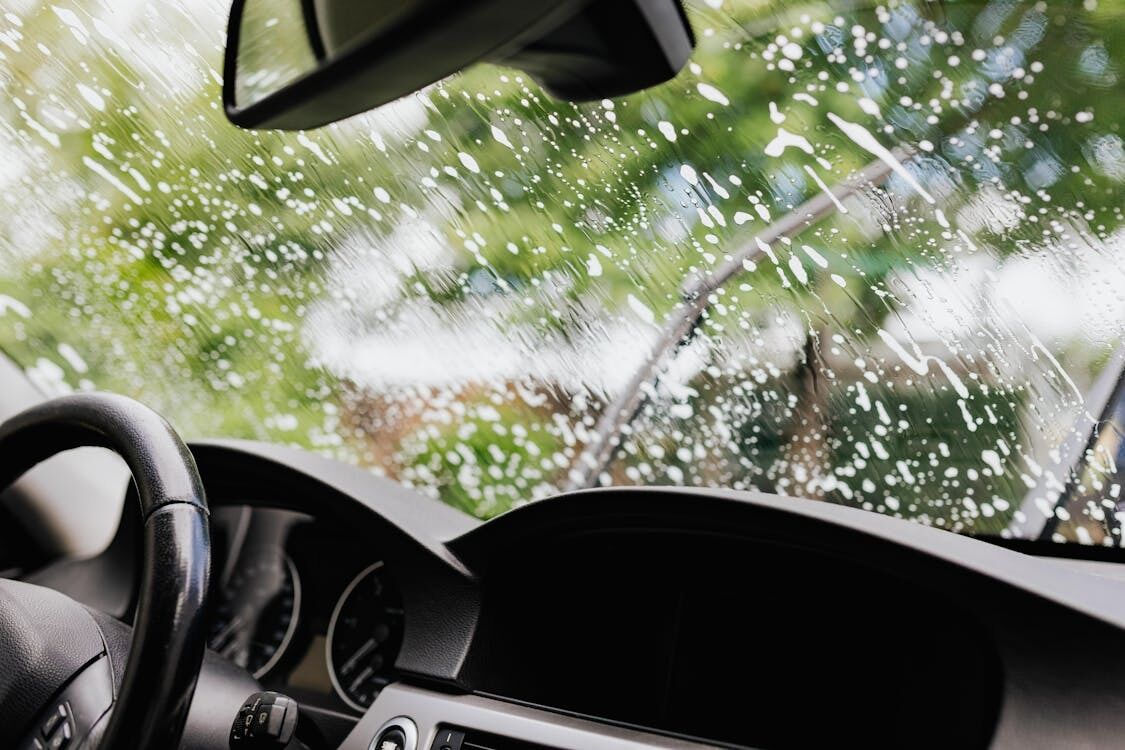 Действенные методы для автомобилистов: чем отмыть лобовое стекло от мошек и грязи