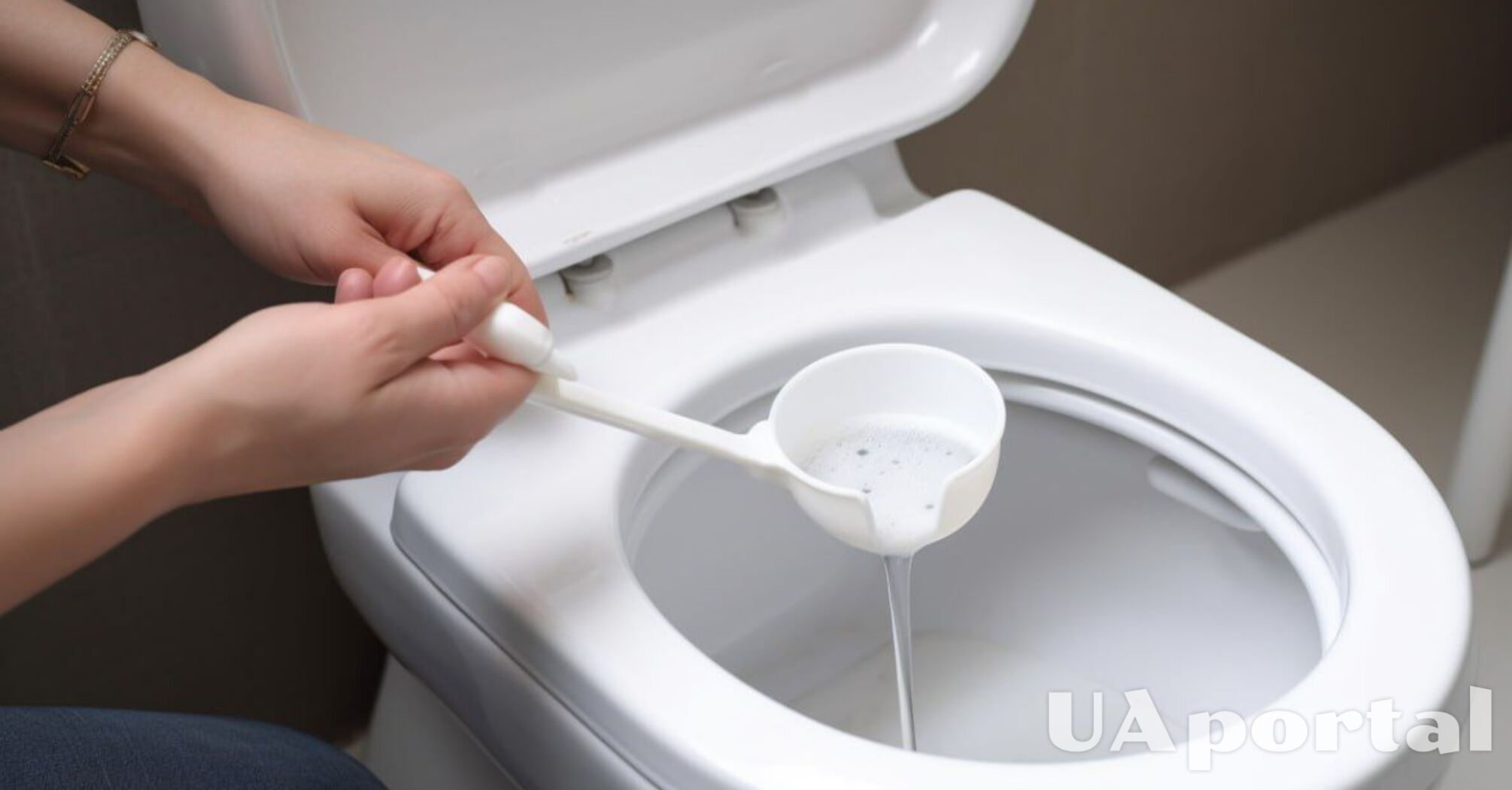 Produkt za grosze umyje toaletę, aż zabłyśnie: trik od pracowników sprzątających