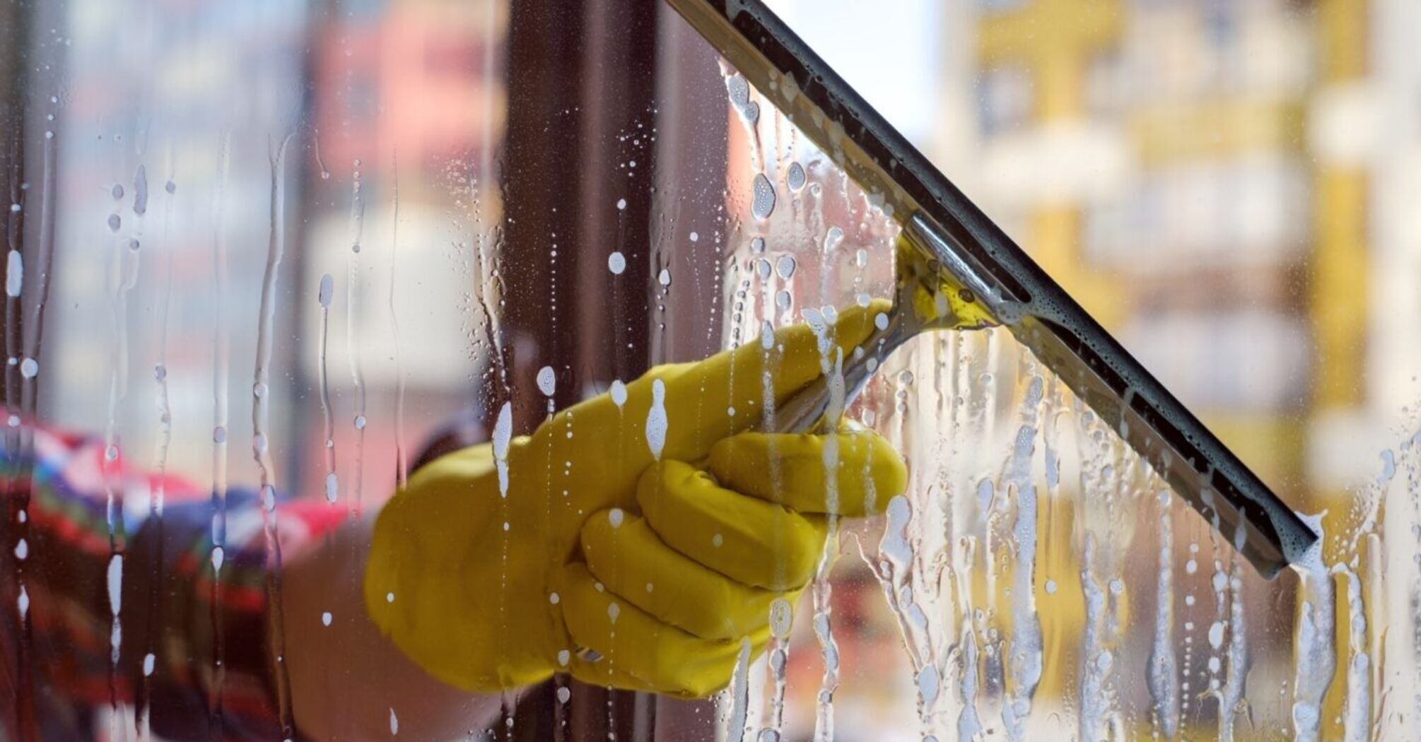 Чим помити вікна перед Великоднем, щоб вони блищали та були ідеально чистими