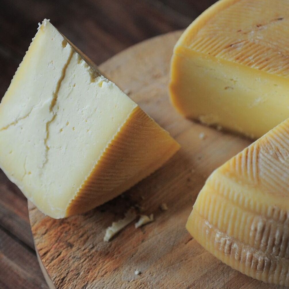 Do not rush to add to the basket: how to quickly assess the quality of cheese before buying