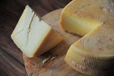 Do not rush to add to the basket: how to quickly assess the quality of cheese before buying