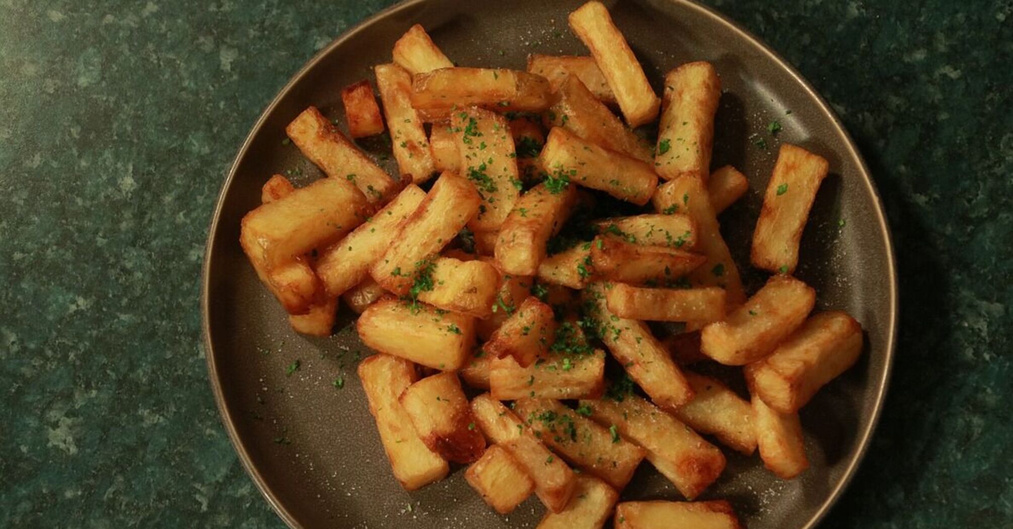 Секреты шеф-поваров: простой трюк, который поможет сделать незабываемую картофельную корочку