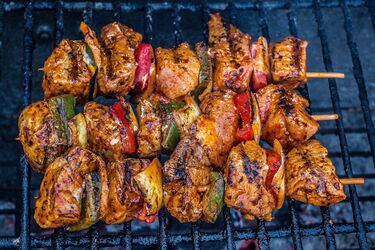 Пляшка з водою не знадобиться: як смажити шашлик, аби він не згорів (відео)