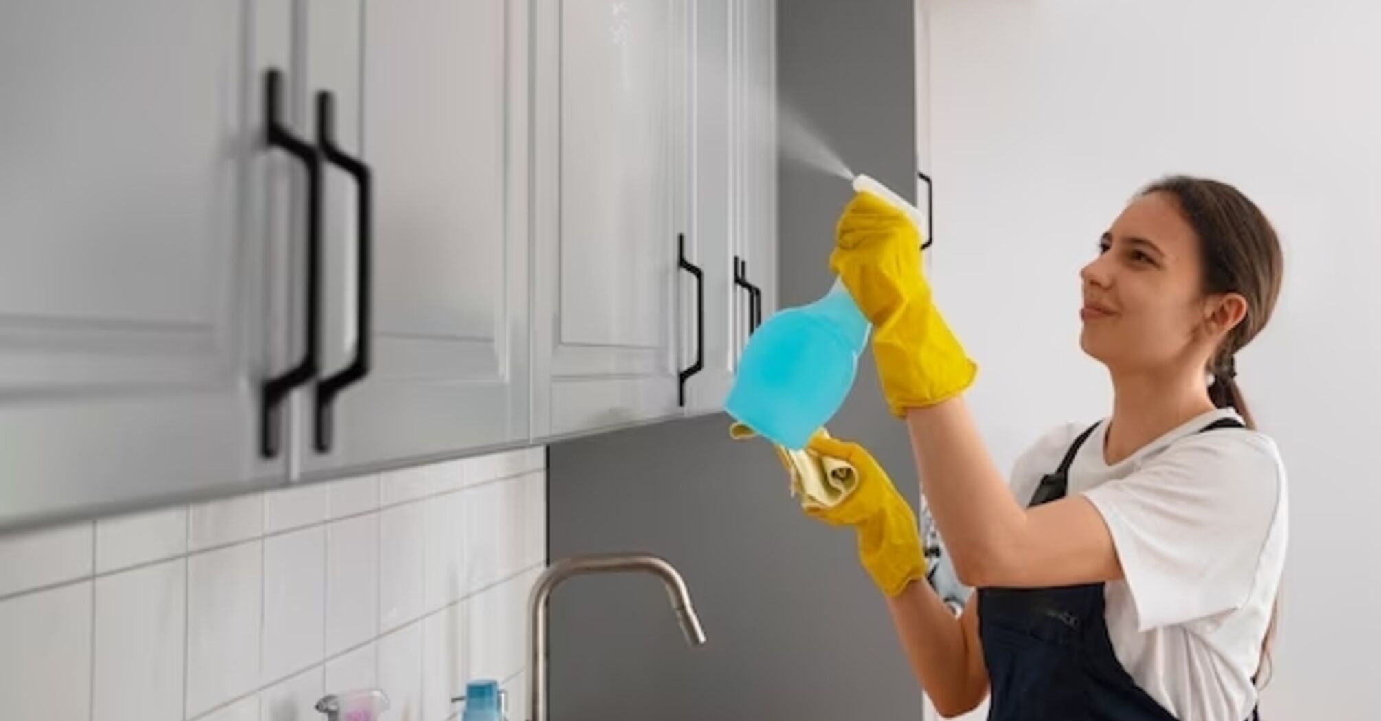 Не дайте жиру жодного шансу: три легкі способи очистити кухонні меблі