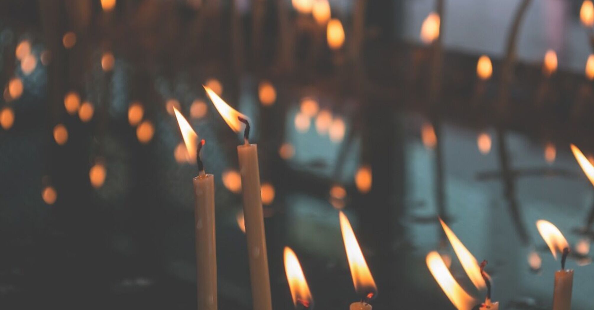 Что значит, когда падает или гаснет свеча в церкви: народные приметы