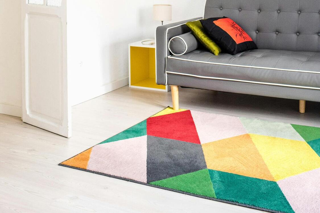 Jak wyprostować wyginające się rogi dywanu: 3 praktyczne triki