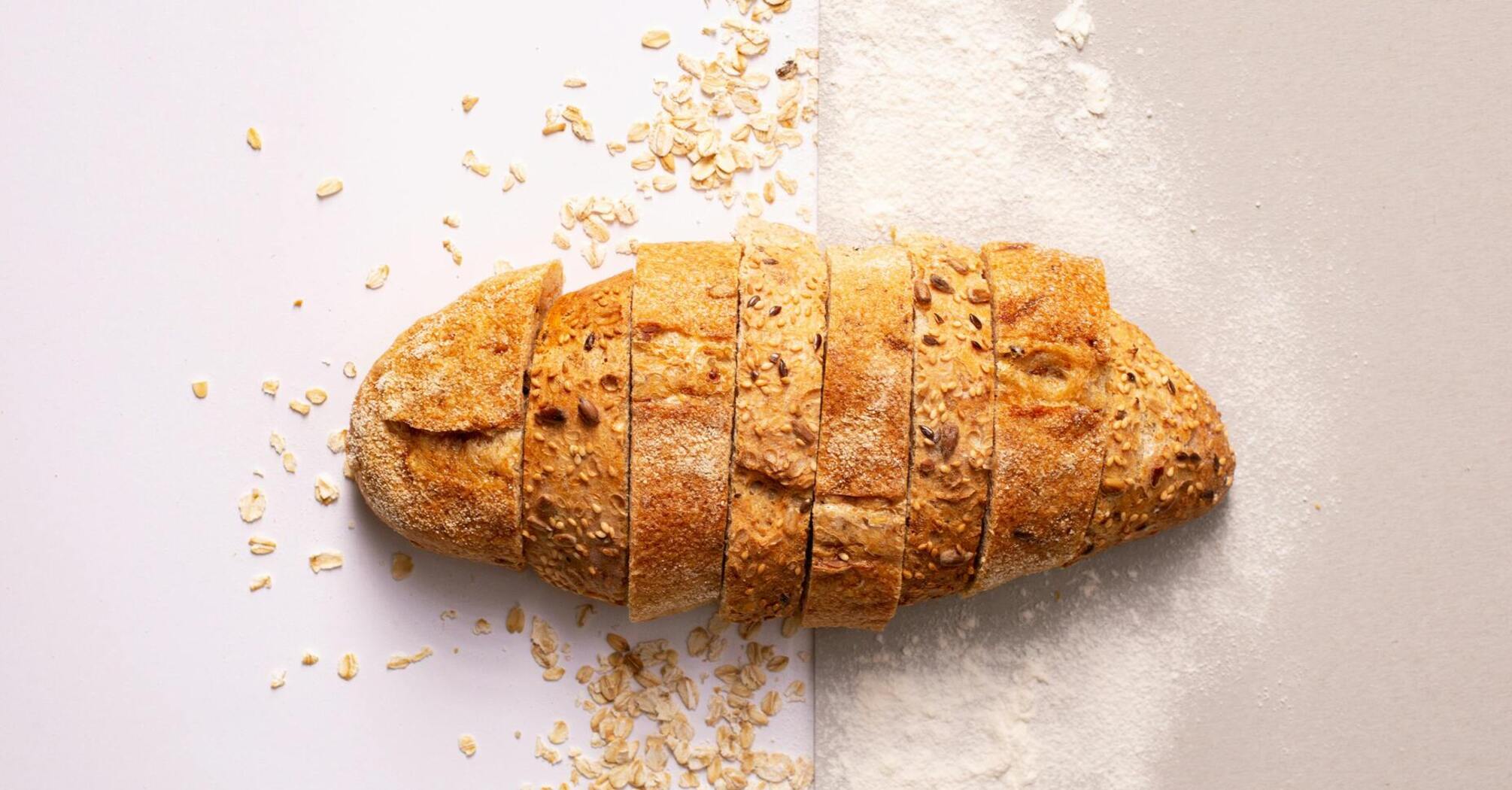 Як нарізати свіжий хліб рівно та без крихт: 3 цікавих лайфхаки