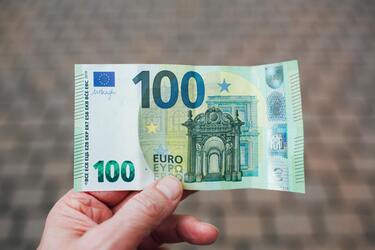 Złe kryjówki: 3 miejsca w domu, w których nie należy trzymać pieniędzy