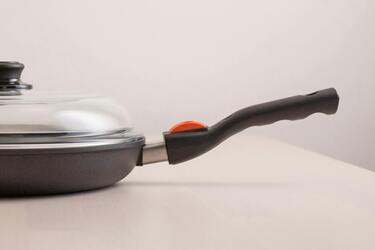 How to clean glass lids from any type of dirt